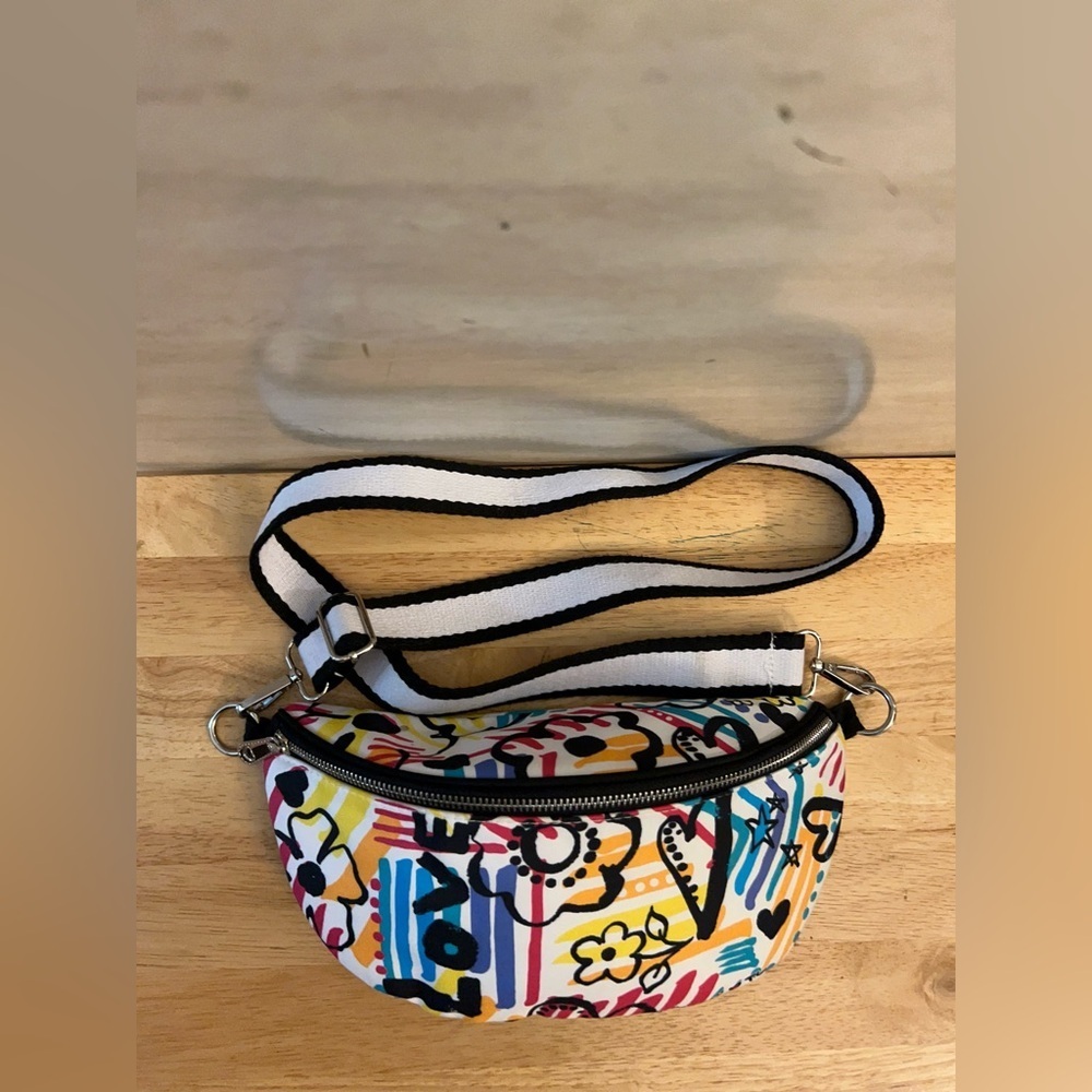 Brighton Graffiti Love Cross
Body Belt Bag 70s-Inspired Graphic Art - Picture 3 of 15